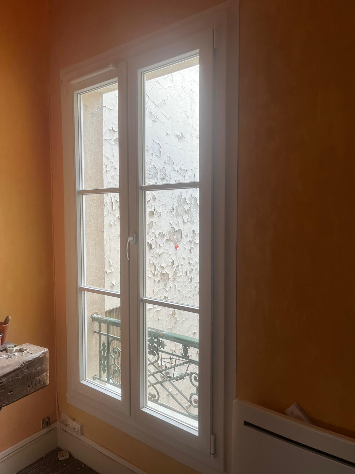 Fenêtre coulissante en aluminium noir avec grande baie vitrée offrant une vue panoramique